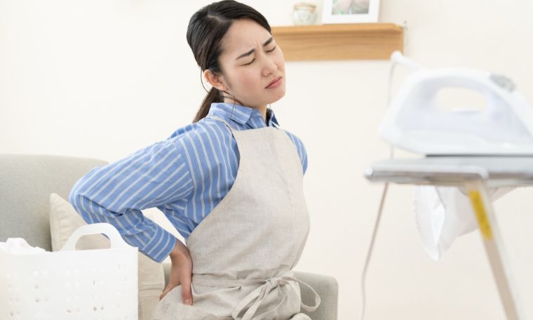 産後の腰まわりのつらさを感じる様子