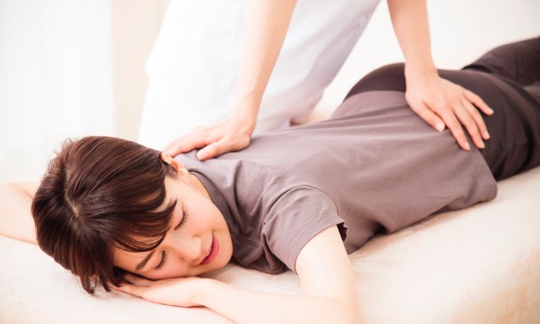 身体の状態に合わせて施術する様子